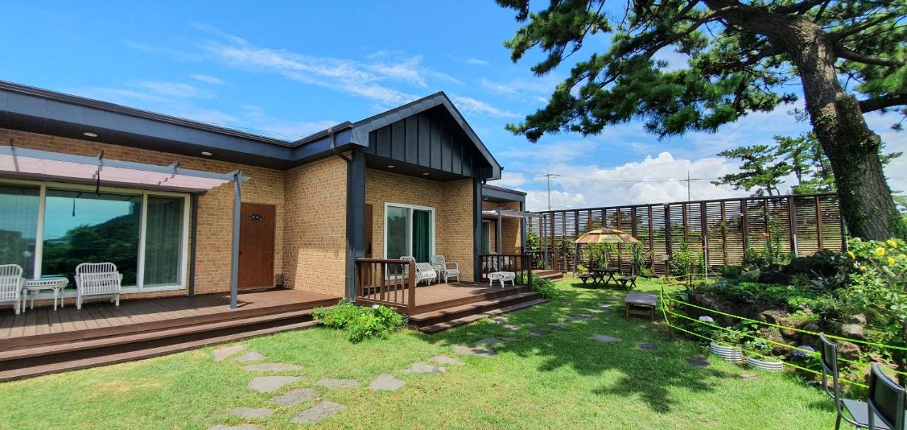 Wind Jeju Cafe & Pension Seogwipo Ngoại thất bức ảnh