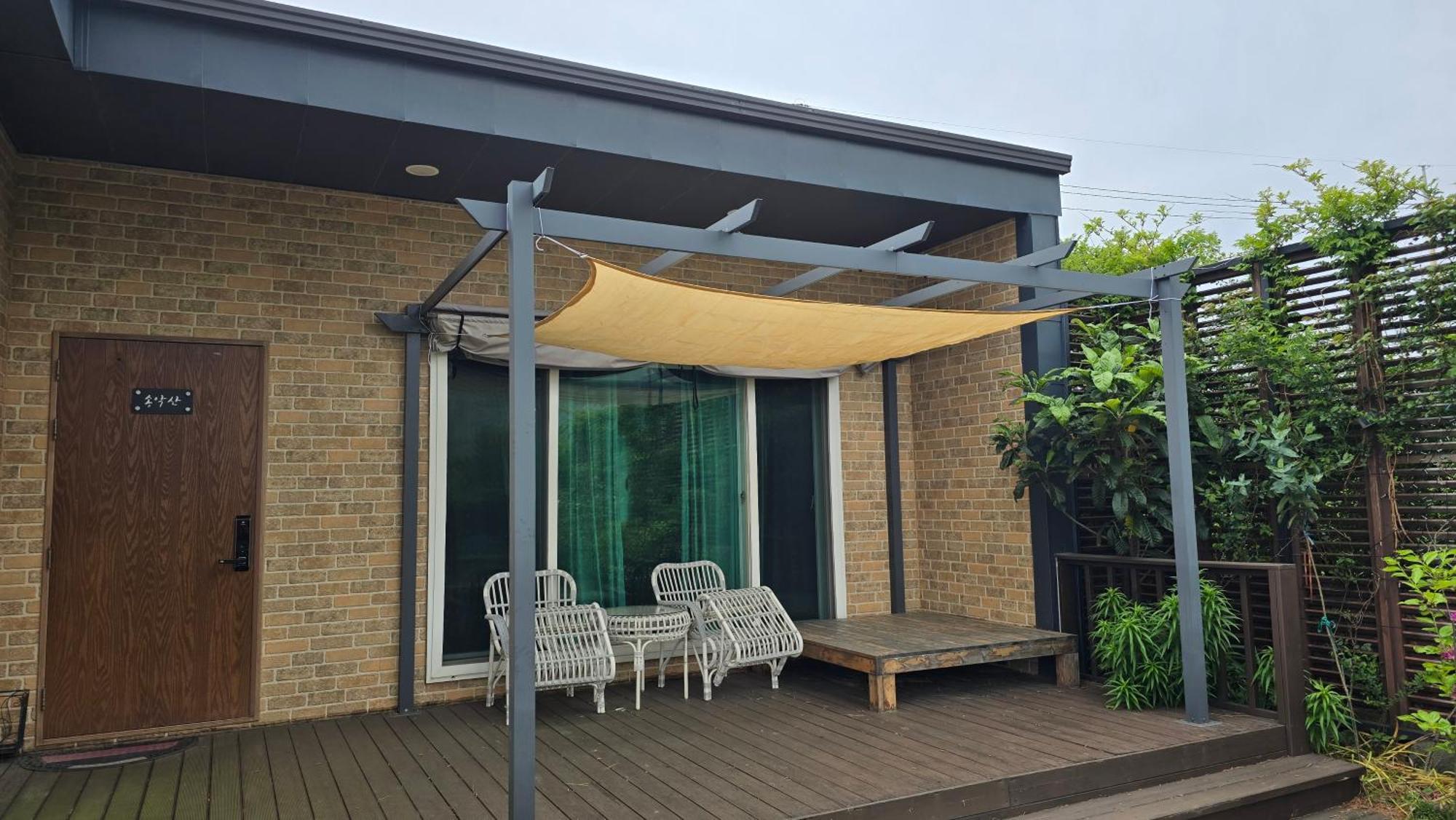 Wind Jeju Cafe & Pension Seogwipo Ngoại thất bức ảnh