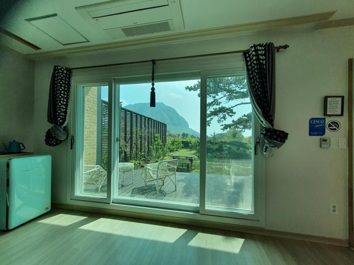 Wind Jeju Cafe & Pension Seogwipo Ngoại thất bức ảnh